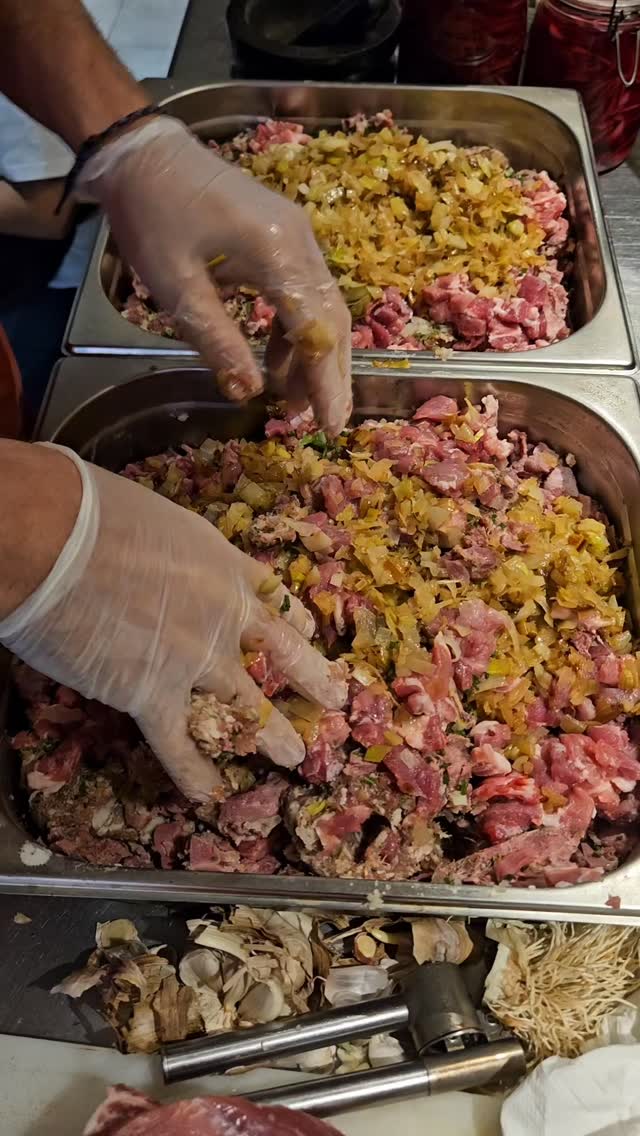 Pour une bonne terrine maison, faut bien malaxer, tu vois 😉😁