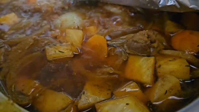 Le sauté de canard aux épices et légumes mijote 😋
On vous réserve une table ?